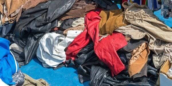 Entrümpelung in Worms: Berg aus Kleidung und Stoffen