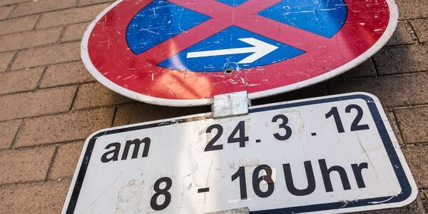 Mobiles Halteverbotsschild mit Zusatzschild für Datum und Uhrzeit – Halteverbotszone Worms