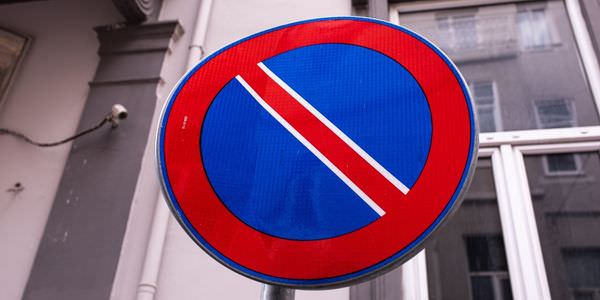 Halteverbotszone Worms: Halteverbotsschild an einer Hauswand