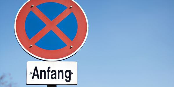 Halteverbotsschild mit Zusatzschild „Anfang“ – Halteverbotszone in Worms