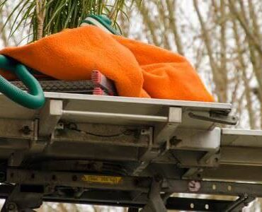 Möbellift in Worms Möbellift transportiert ein Bündel Bettzeug nach oben – Möbellift in Worms