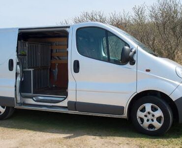 Transporter mieten in Worms Weißer Transporter mit geöffneter Schiebetür – Transporter mieten in Worms