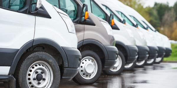 Mehrere weiße Transporter nebeneinander – Transporter mieten in Worms